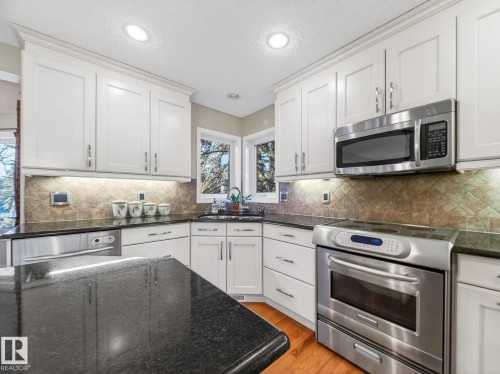 220 Ronning Close, Edmonton, AB - Indoor Photo Showing Kitchen