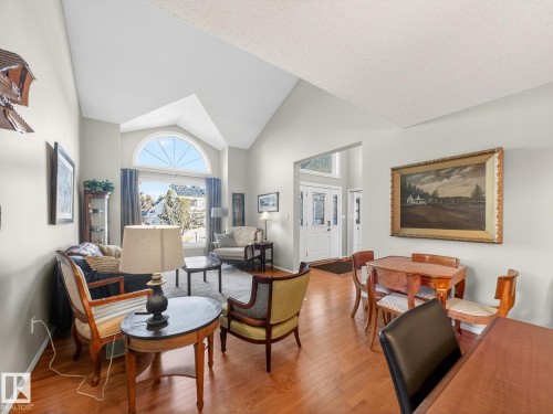 220 Ronning Close, Edmonton, AB - Indoor Photo Showing Living Room