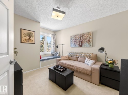 220 Ronning Close, Edmonton, AB - Indoor Photo Showing Living Room