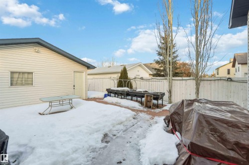 Yard layered in snow with a fenced backyard - 1706 Turvey Bend, Edmonton, AB - Outdoor