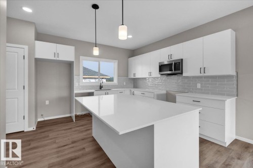 43 Eton Link, Spruce Grove, AB - Indoor Photo Showing Kitchen With Upgraded Kitchen