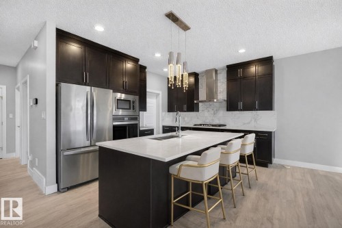 1523 Darby Bay, Edmonton, AB - Indoor Photo Showing Kitchen With Upgraded Kitchen