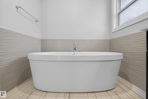 1523 Darby Bay, Edmonton, AB - Indoor Photo Showing Bathroom