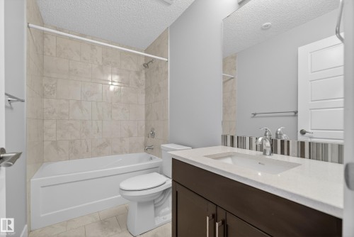 1523 Darby Bay, Edmonton, AB - Indoor Photo Showing Bathroom