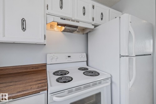5612 92C Avenue, Edmonton, AB - Indoor Photo Showing Kitchen