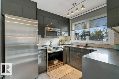 7611 141 Avenue Nw, Edmonton, AB - Indoor Photo Showing Kitchen