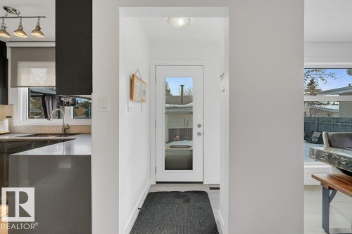 7611 141 Avenue Nw, Edmonton, AB - Indoor