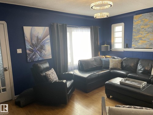 11844 96 Street, Edmonton, AB - Indoor Photo Showing Living Room