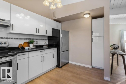 4 Granite Avenue, St. Albert, AB - Indoor Photo Showing Kitchen