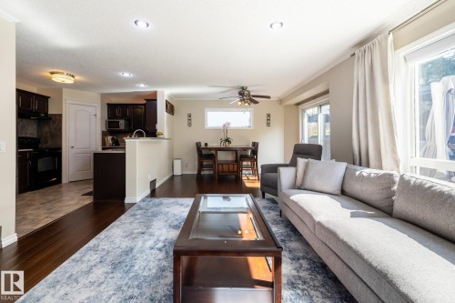 228 Hyndman Crescent, Edmonton, AB - Indoor Photo Showing Living Room