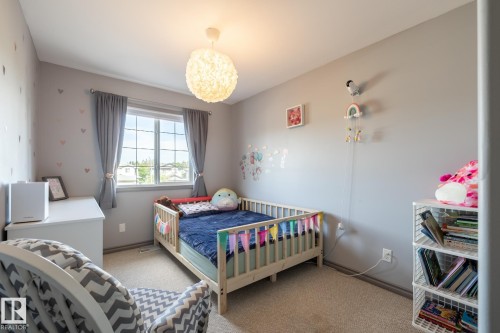 228 Hyndman Crescent, Edmonton, AB - Indoor Photo Showing Bedroom