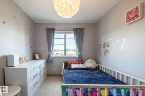 228 Hyndman Crescent, Edmonton, AB - Indoor Photo Showing Bedroom