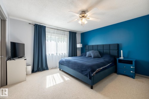 228 Hyndman Crescent, Edmonton, AB - Indoor Photo Showing Bedroom