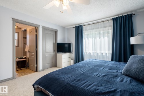 228 Hyndman Crescent, Edmonton, AB - Indoor Photo Showing Bedroom