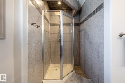 228 Hyndman Crescent, Edmonton, AB - Indoor Photo Showing Bathroom