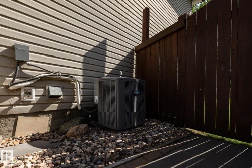 228 Hyndman Crescent, Edmonton, AB - Indoor Photo Showing Other Room