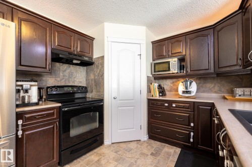 228 Hyndman Crescent, Edmonton, AB - Indoor Photo Showing Kitchen