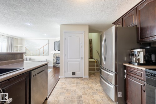 228 Hyndman Crescent, Edmonton, AB - Indoor Photo Showing Kitchen