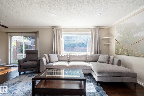 228 Hyndman Crescent, Edmonton, AB - Indoor Photo Showing Living Room