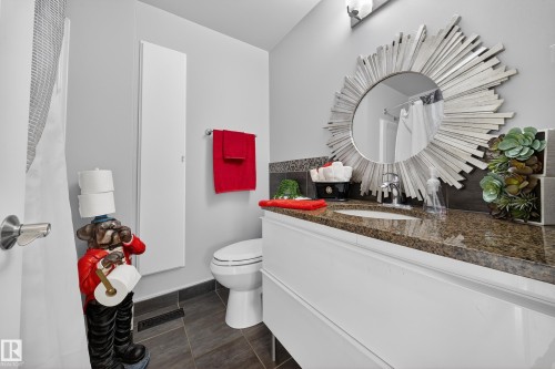 9521 109 Avenue, Edmonton, AB - Indoor Photo Showing Bathroom