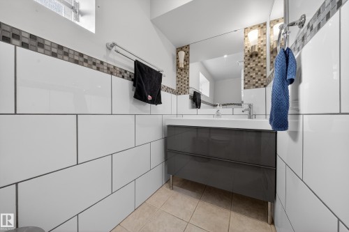 9521 109 Avenue, Edmonton, AB - Indoor Photo Showing Bathroom