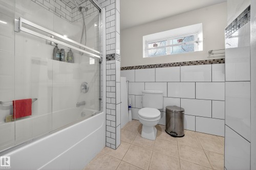 9521 109 Avenue, Edmonton, AB - Indoor Photo Showing Bathroom