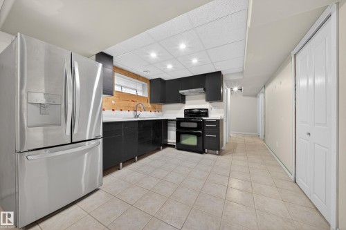 9521 109 Avenue, Edmonton, AB - Indoor Photo Showing Kitchen