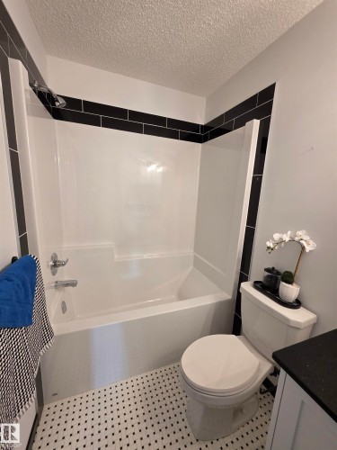 7015 52 Avenue, Beaumont, AB - Indoor Photo Showing Bathroom