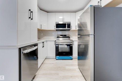 22815 80 Avenue, Edmonton, AB - Indoor Photo Showing Kitchen