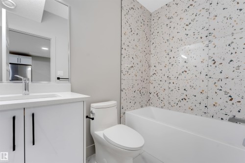 22815 80 Avenue, Edmonton, AB - Indoor Photo Showing Bathroom