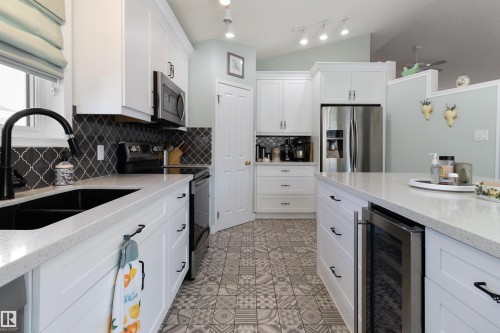 1717 Kensit Place, Edmonton, AB - Indoor Photo Showing Kitchen With Double Sink With Upgraded Kitchen