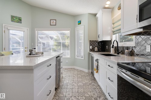1717 Kensit Place, Edmonton, AB - Indoor Photo Showing Kitchen