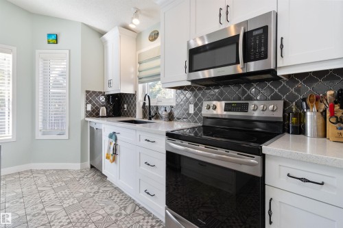 1717 Kensit Place, Edmonton, AB - Indoor Photo Showing Kitchen