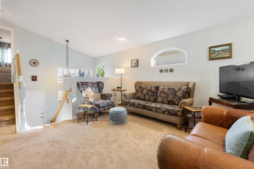 1717 Kensit Place, Edmonton, AB - Indoor Photo Showing Living Room