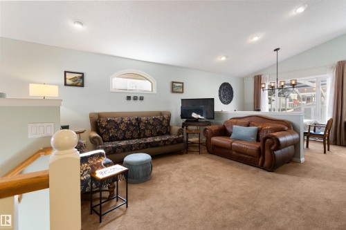 1717 Kensit Place, Edmonton, AB - Indoor Photo Showing Living Room