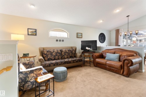 1717 Kensit Place, Edmonton, AB - Indoor Photo Showing Living Room
