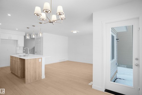 930 15 Avenue, Edmonton, AB - Indoor Photo Showing Kitchen