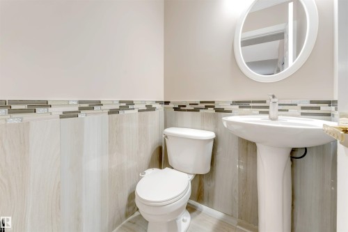 3232 27 Avenue, Edmonton, AB - Indoor Photo Showing Bathroom