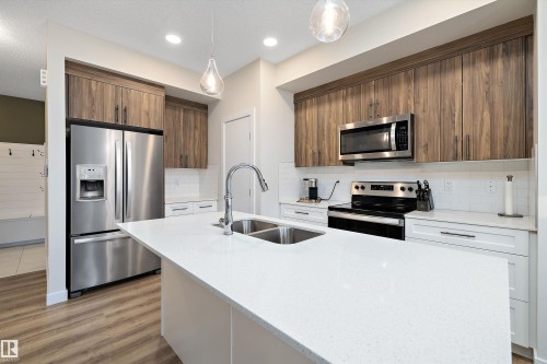 73 Garneau Gate, Spruce Grove, AB - Indoor Photo Showing Kitchen With Double Sink With Upgraded Kitchen