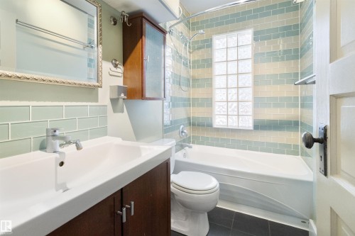 10428 76 Avenue, Edmonton, AB - Indoor Photo Showing Bathroom