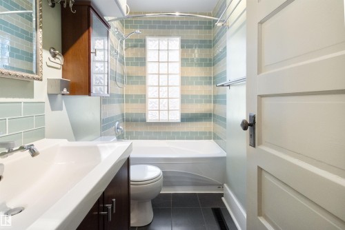 10428 76 Avenue, Edmonton, AB - Indoor Photo Showing Bathroom