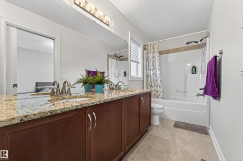 1804 Hammond Crescent, Edmonton, AB - Indoor Photo Showing Bathroom