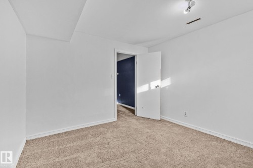 Empty room with carpet and baseboards - 4631 126 Avenue, Edmonton, AB - Indoor Photo Showing Other Room