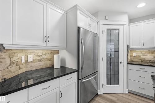 231 Lindsay Crescent, Edmonton, AB - Indoor Photo Showing Kitchen