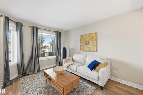 231 Lindsay Crescent, Edmonton, AB - Indoor Photo Showing Living Room