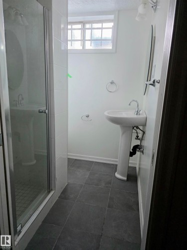 Edmonton, AB - Indoor Photo Showing Bathroom