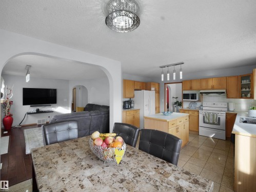 1238 Joyce Crescent, Edmonton, AB - Indoor Photo Showing Kitchen