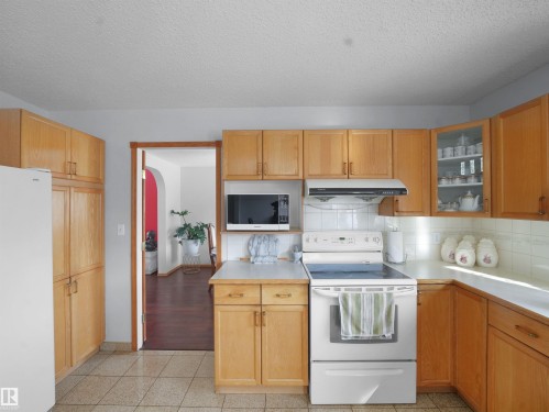 1238 Joyce Crescent, Edmonton, AB - Indoor Photo Showing Kitchen