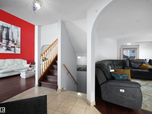 1238 Joyce Crescent, Edmonton, AB - Indoor Photo Showing Living Room