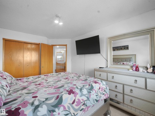 1238 Joyce Crescent, Edmonton, AB - Indoor Photo Showing Bedroom